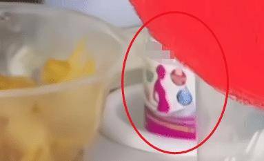 上衣|42岁高圆圆疑怀二胎？腹部隆起不停伸手抚摸，孕期产品曾意外入镜