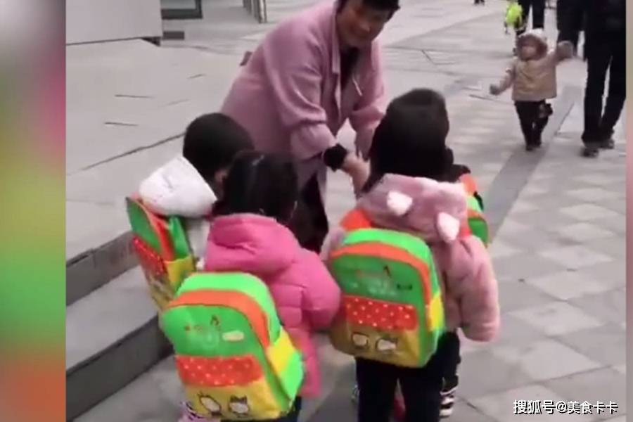 巅峰|妈妈接幼儿园的儿子放学，无意中看到如此画面，网友：此刻即巅峰