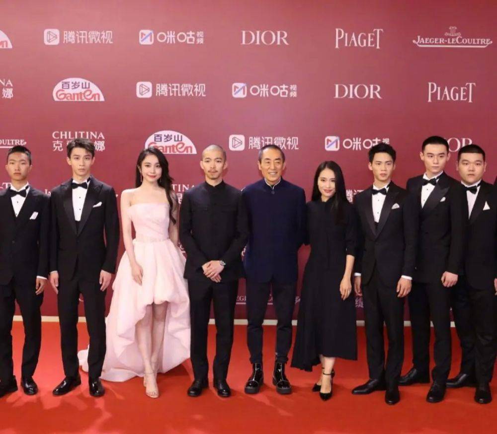 设计|张艺谋长女越来越美，穿黑色长裙优雅迷人，同框老爸气场丝毫不输