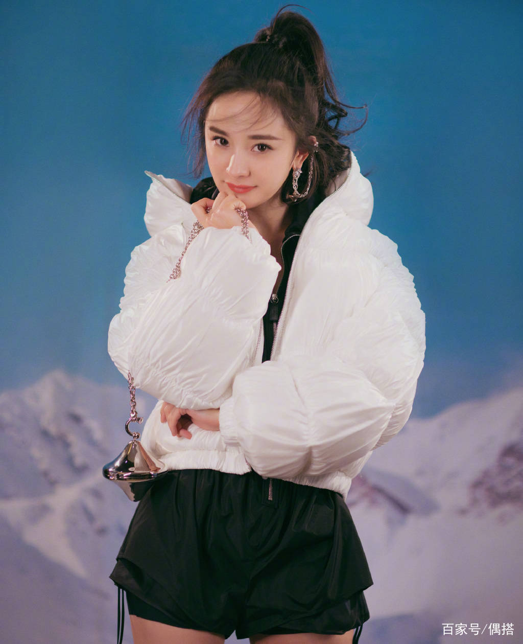 车祸|谁说羽绒服是车祸现场?杨幂搭短连体服秀大长腿,时髦高级,绝了