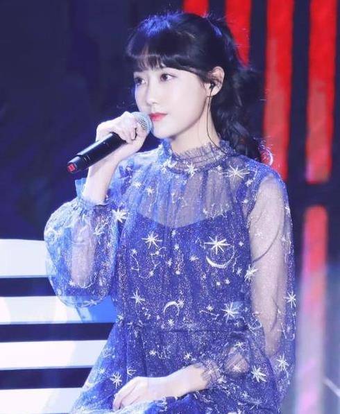 鞠婧祎|李艺彤硬塞这么紧的短裤，长腿能C位出道了，鞠婧祎看了都羡慕