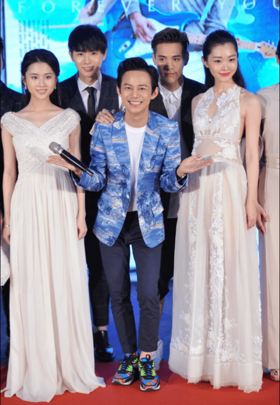 整体|宋轶出演《赘婿》女主角翻红,身穿一袭白色吊带裙亮相,高贵优雅