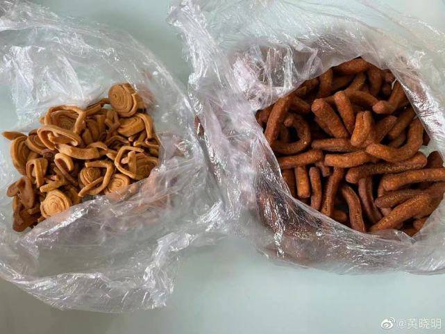 身后|黄晓明回老家晒家人合影,吃饭开心比耶,身后多张结婚照引关注