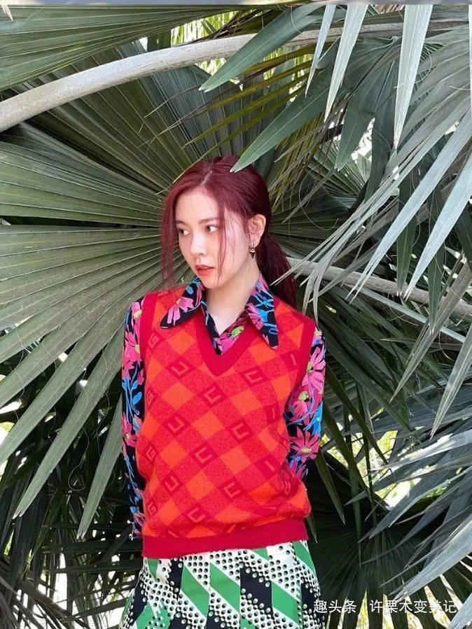 色调|上衣不一定要全塞进裤子里，今夏流行“遮腰身”，时髦优雅还显瘦