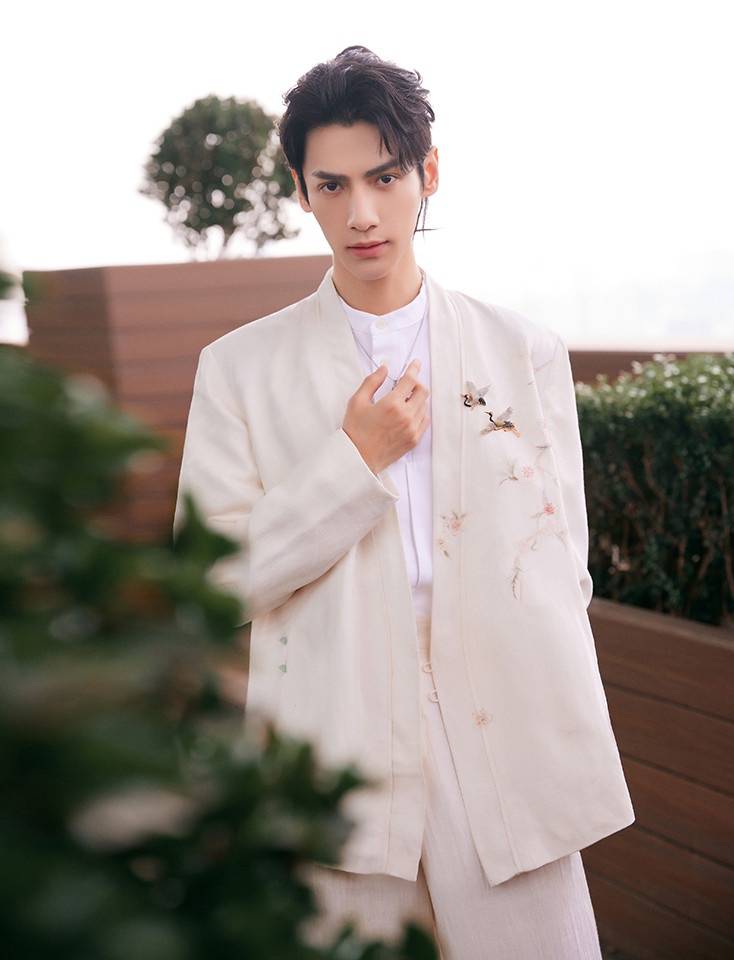 龚俊|10位男神白西装！李现帅上热搜，龚俊、杨洋化身「白马王子」根本言情小说男主