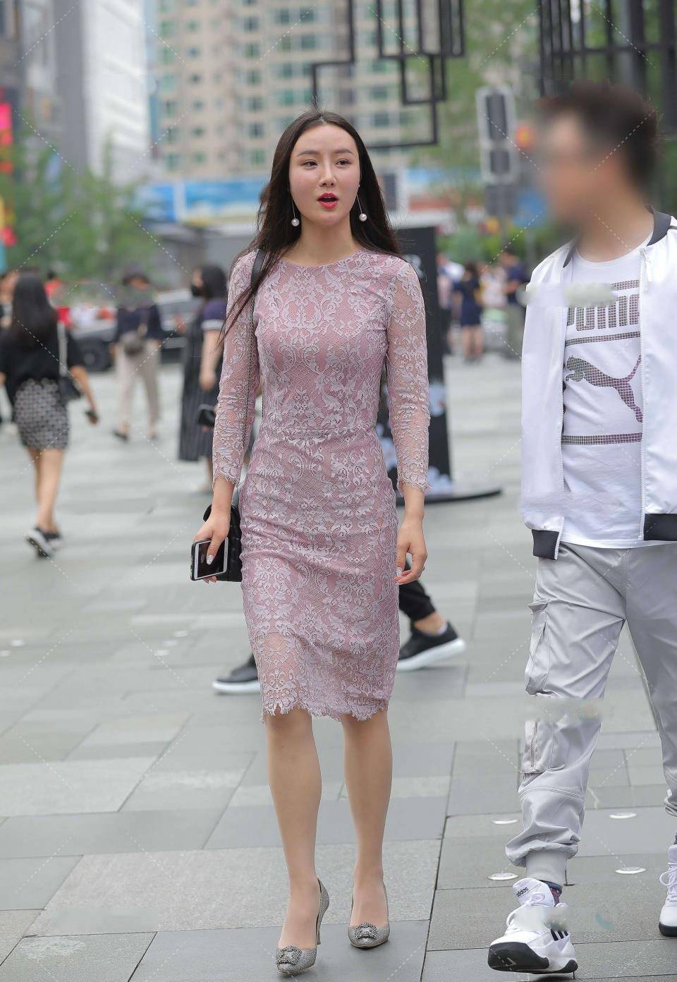 设计|黑色短款上衣，方领设计更显独特，泡泡袖装饰显瘦又时尚