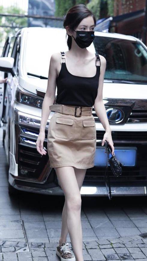 设计|杨颖秀最新私服穿搭，长裤短上衣青春女团范，随意又飒气