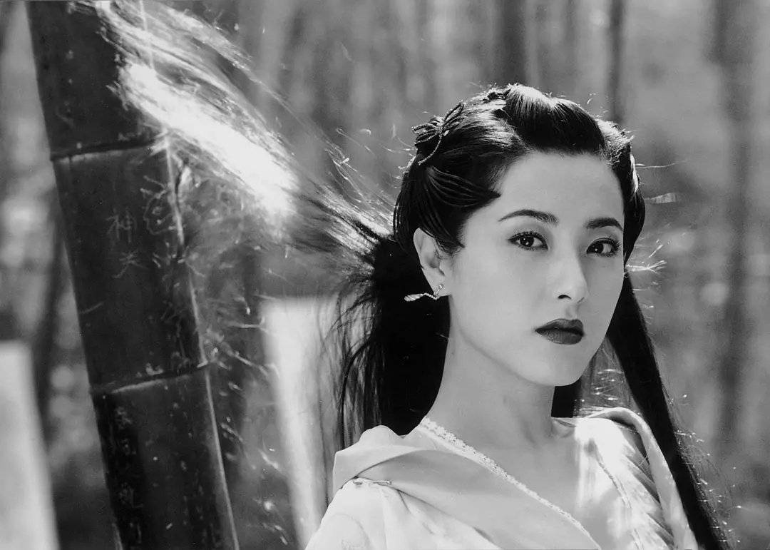 身材|“最美女二号”曾黎，条纹衫搭花苞裙美得自信优雅，看不出42岁