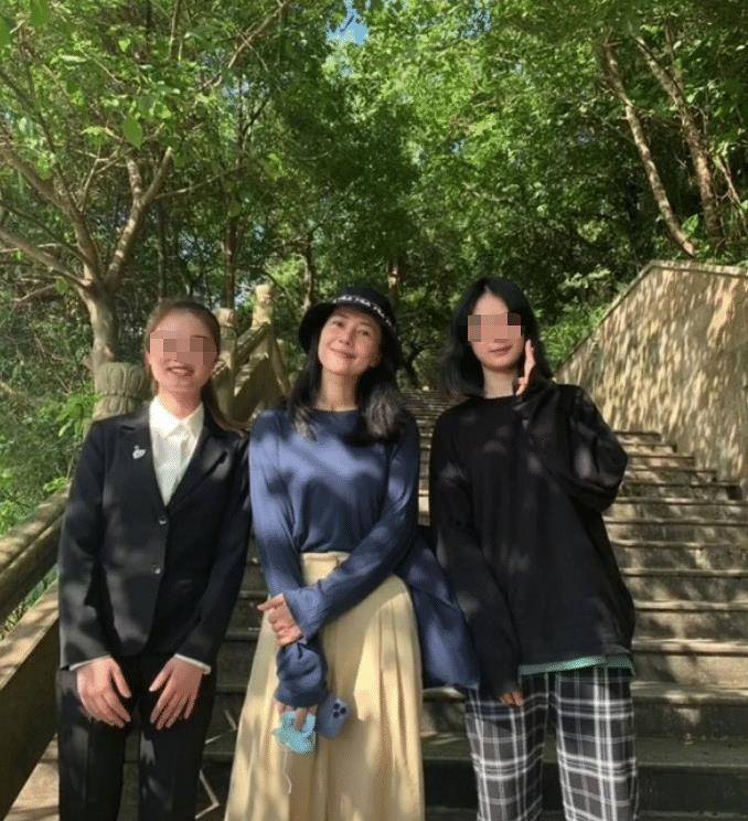 上衣|42岁高圆圆疑怀二胎？腹部隆起不停伸手抚摸，孕期产品曾意外入镜