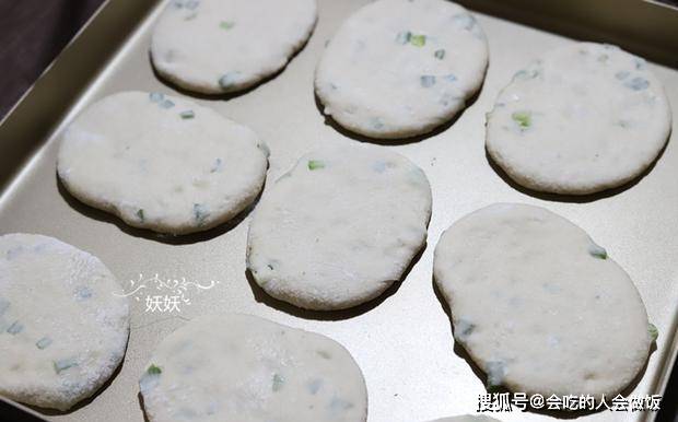 做法|这小饼外焦内软，咸香可口，连吃三个都吃不够，学会了烤箱不闲置