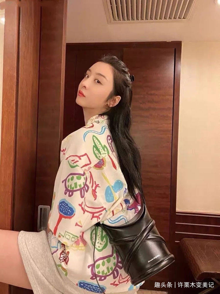 色调|上衣不一定要全塞进裤子里，今夏流行“遮腰身”，时髦优雅还显瘦