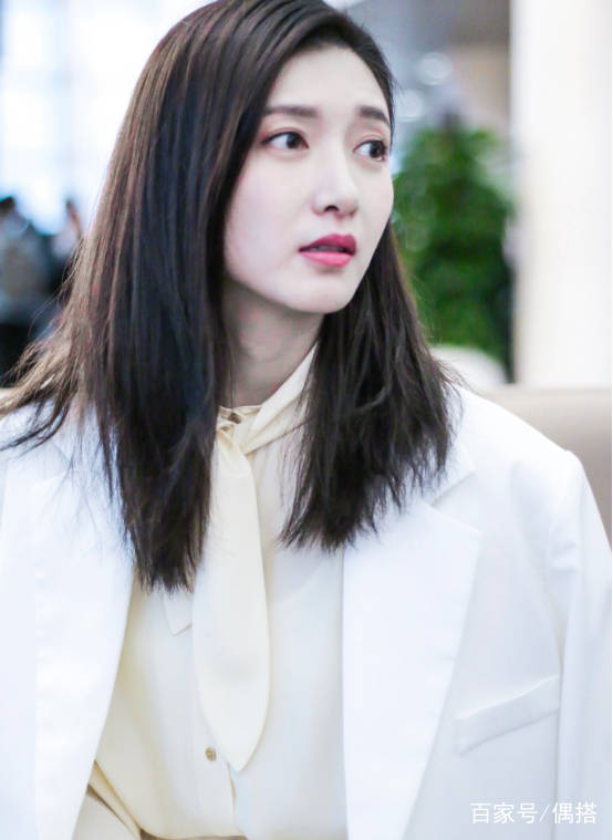 江疏影|江疏影终于摆脱少女风！鹅黄色衬衫搭配九分裤，气质女强人，美