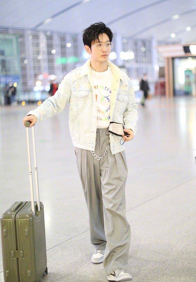 大叔|黄晓明瘦20斤后走机场,穿西装裤松松垮垮满是褶,男星为瘦也很拼