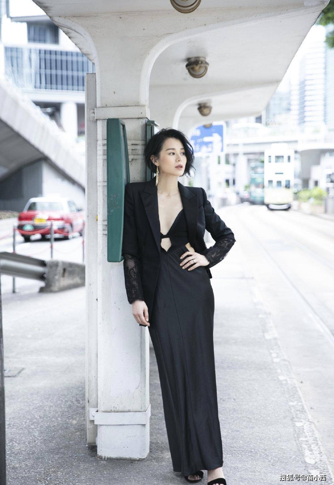胡杏儿|胡杏儿也太敢穿了吧！生了3娃穿斜肩连衣裙，一边优雅一边性感