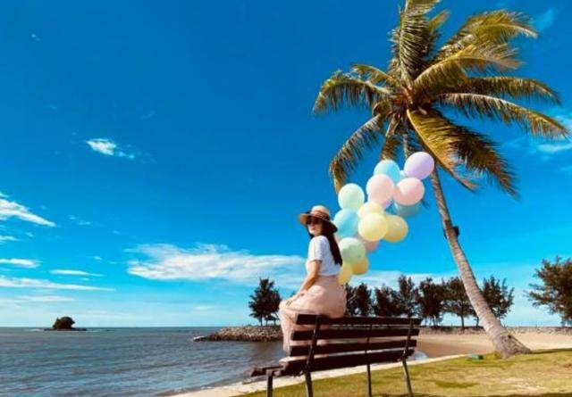 真会|吴尊老婆真会穿搭,白色T恤搭配粉色半身裙,减龄又时尚