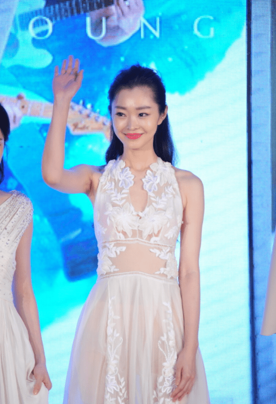 整体|宋轶出演《赘婿》女主角翻红,身穿一袭白色吊带裙亮相,高贵优雅