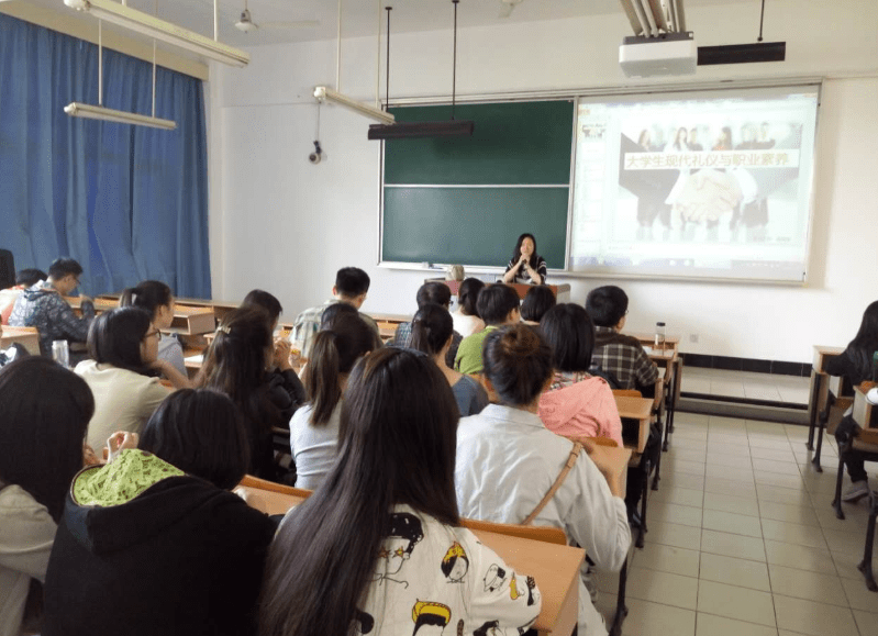 发型|当代校园女大学生流行发型，70后越看越眼熟，网友：潮流又轮回