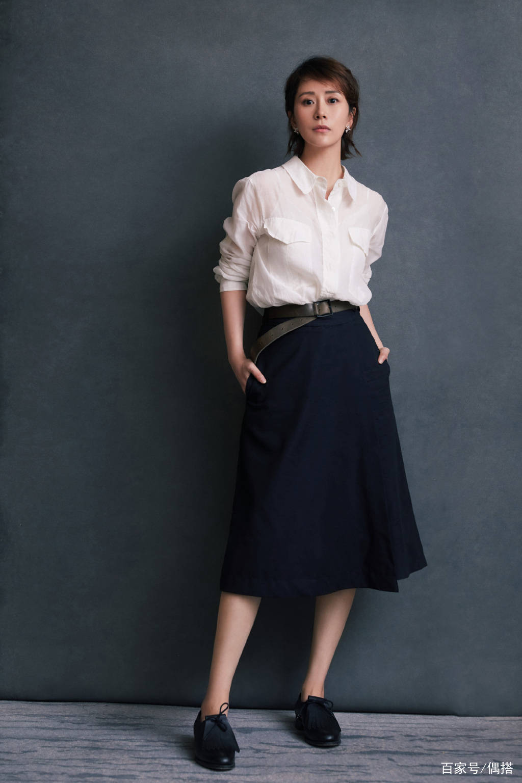 黑色|海清不低调，白衬衫搭黑长裙优雅干练，41岁展现知性女人魅力