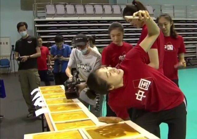 中国女排|意气风发！中国女排出战奥运会，61岁郎平换新发型好年轻，状态绝佳
