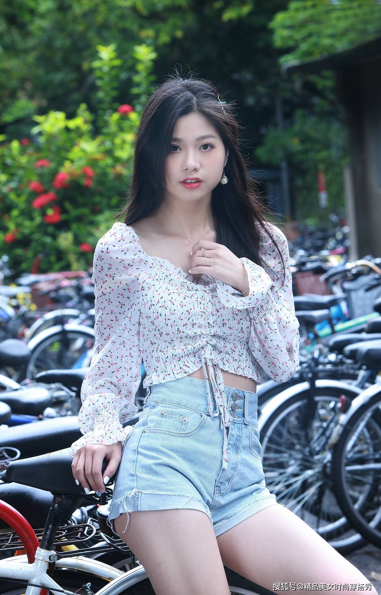 整体|碎花的小衬衫搭配牛仔短裤，青春甜美气息浓郁