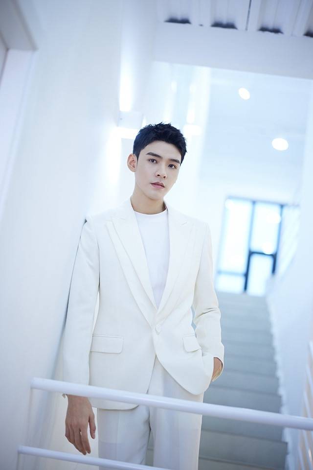 龚俊|10位男神白西装！李现帅上热搜，龚俊、杨洋化身「白马王子」根本言情小说男主
