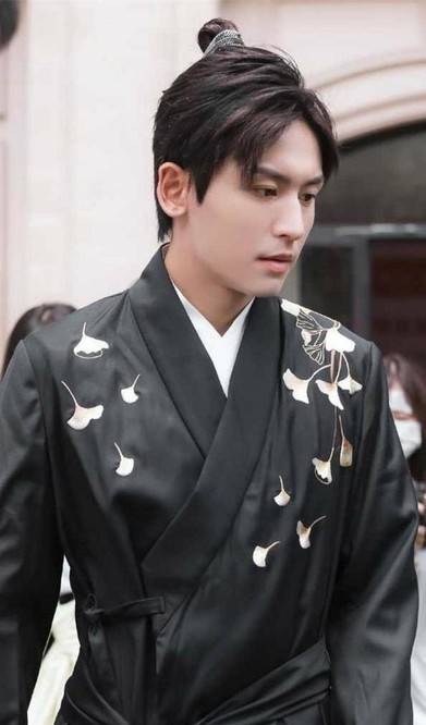 网友|张哲瀚和王一博撞衫《梦幻西游》定制造型,网友:真是谁丑谁尴尬