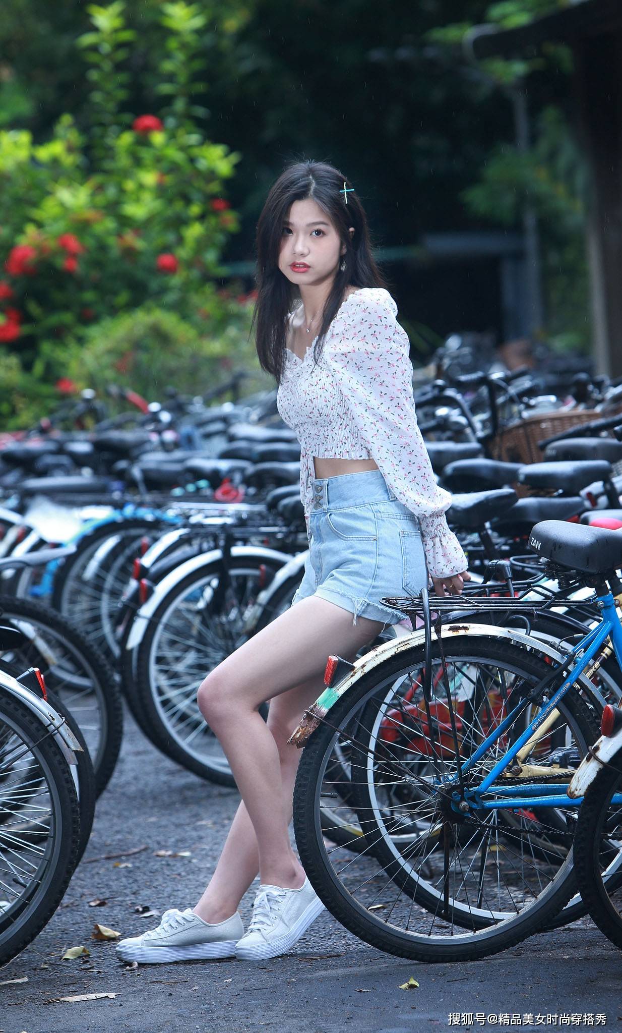 整体|碎花的小衬衫搭配牛仔短裤，青春甜美气息浓郁