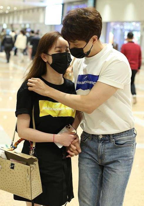 服装|张檬和小五两人太甜了吧，走去哪都不忘牵着手，真是羡煞旁人