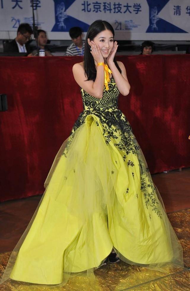 黑色|张含韵又“火”了，穿一袭黄色刺绣抹胸礼服高级洋气，甜美俏皮