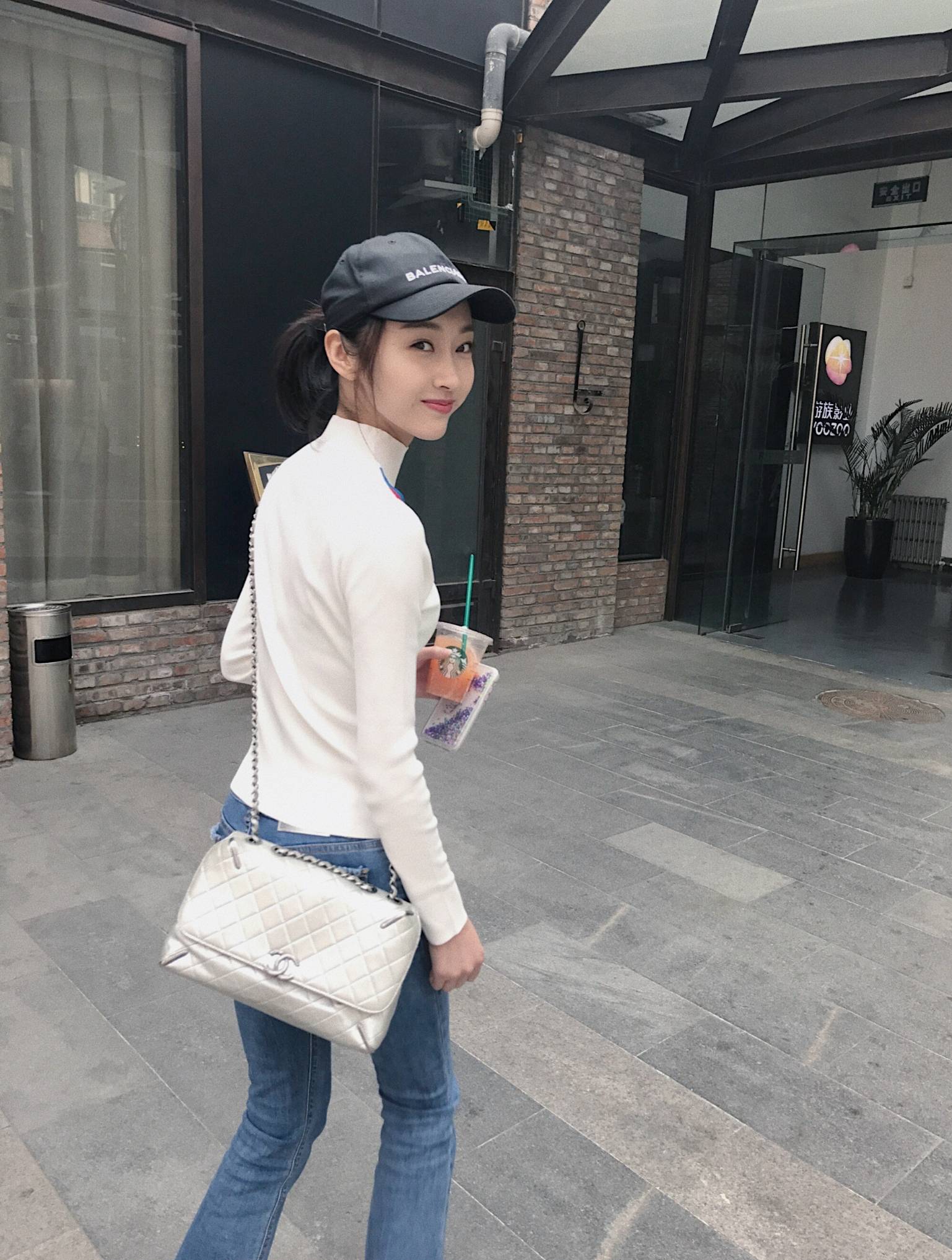 黑色|“师姐”宣璐新剧造型又飒又仙，一袭红裙尽显女侠风采，梨涡太美