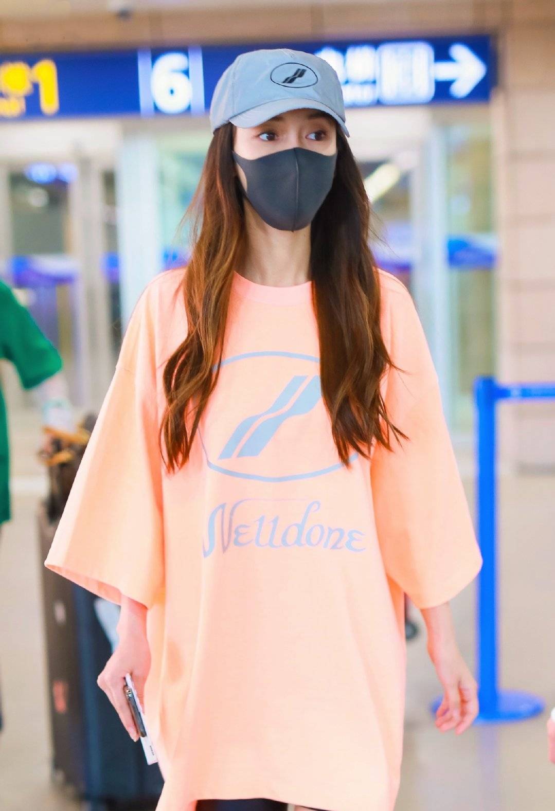 黑色|Angelababy荧光橙长T搭健美裤现身,说实话,这风格不适合大宝贝