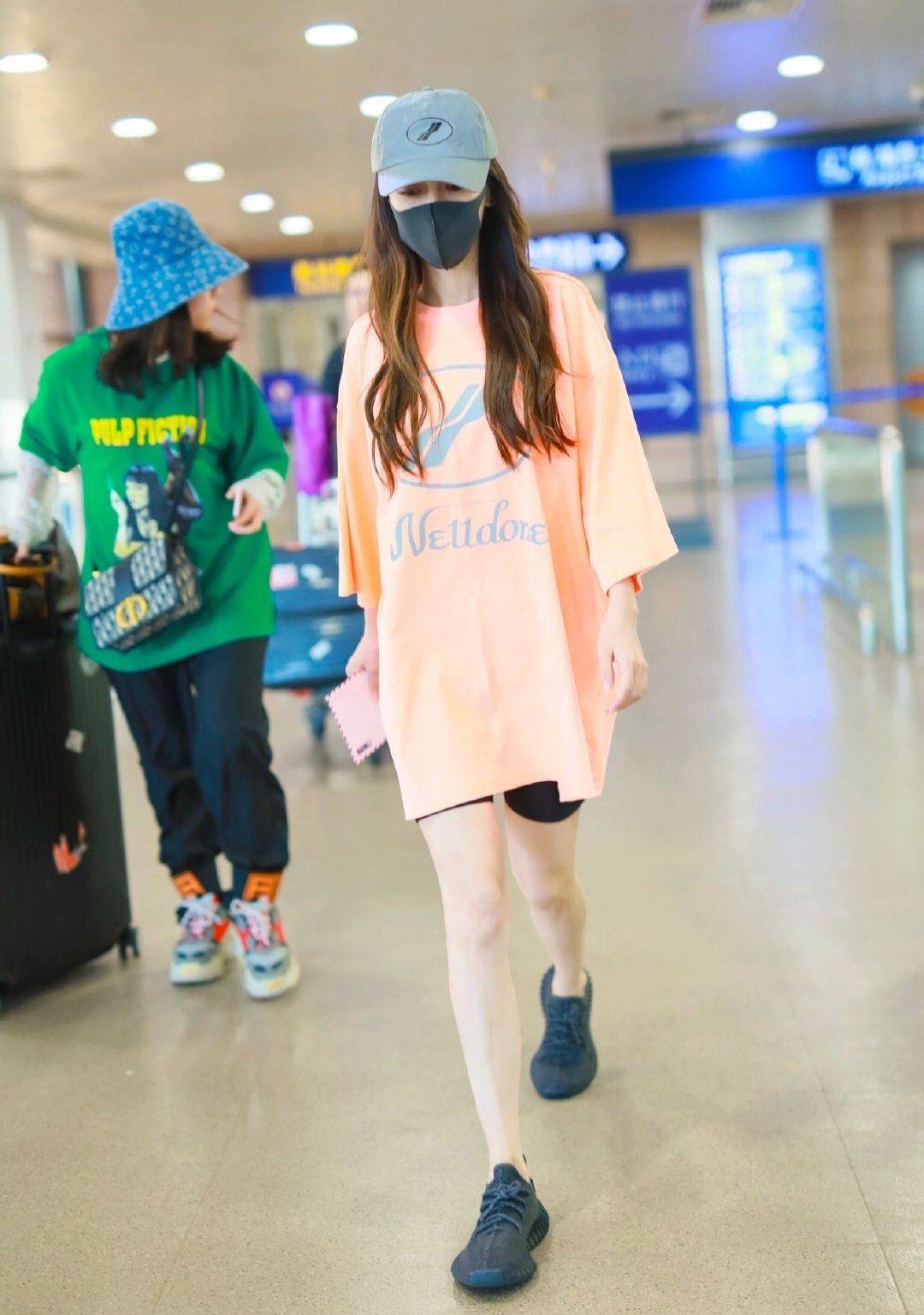 黑色|Angelababy荧光橙长T搭健美裤现身,说实话,这风格不适合大宝贝