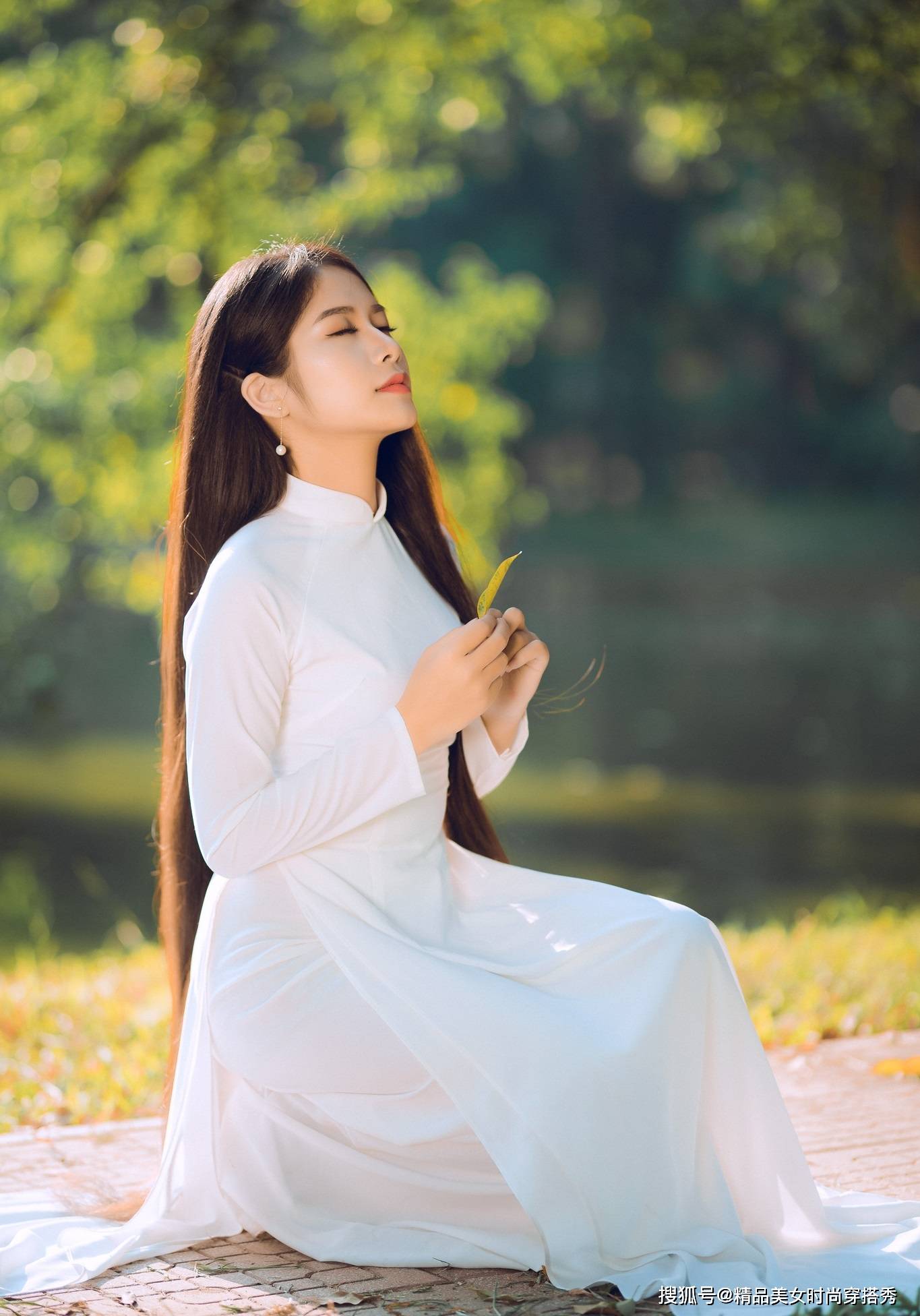 越南风情的高开叉长裙内搭一条长裤体现优雅的韵味