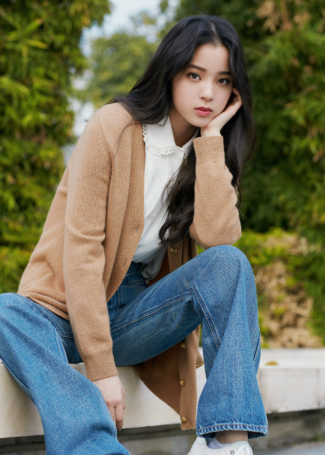 毛衣|“盐甜女孩”欧阳娜娜,针织开衫美出新高度,时尚表现力00后少见