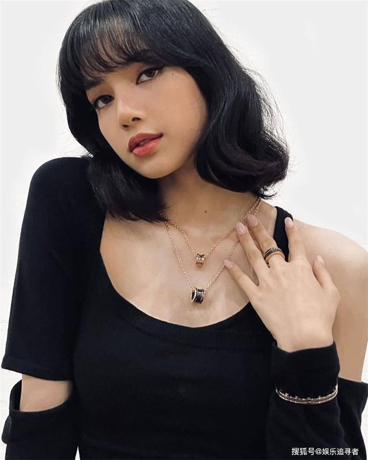 一身|BLACKPINK Lisa穿着一身宝格丽服装，需要花费多少钱？