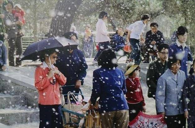 年代|八十年代初：大家都还穿着典型的军绿色上衣与裤子