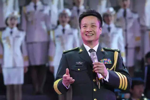 陈道明失礼了？手插兜与老前辈讲话显随意