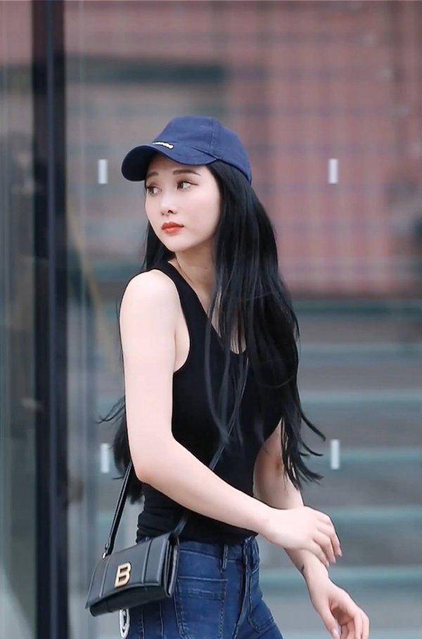 颜色|黑色长款连衣裙，褶皱设计显瘦又时尚，宽松裙摆包容度更高