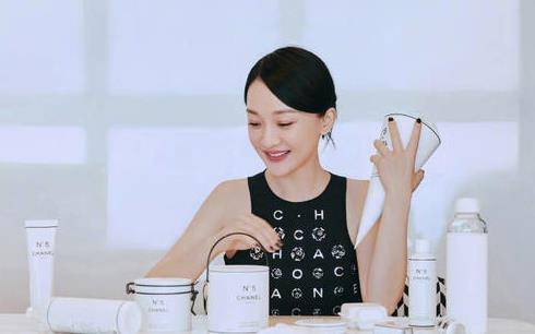 黑色|周迅很适合香奈儿！这条奶蓝色修身裤，一般人hold不住吧？