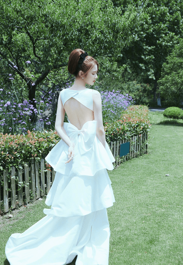 原创张慧雯撑伞片也太有氛围了露着肚子秀身材很有校花感