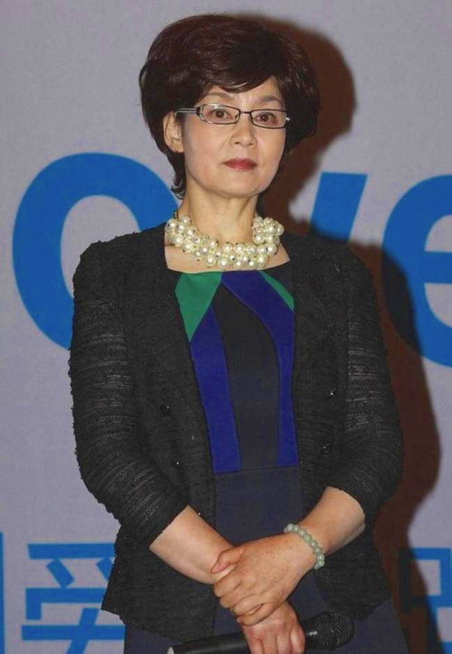 贵妇|66岁潘虹气质也太好了,穿小黑裙配盘发贵妇范十足,优雅老去真美