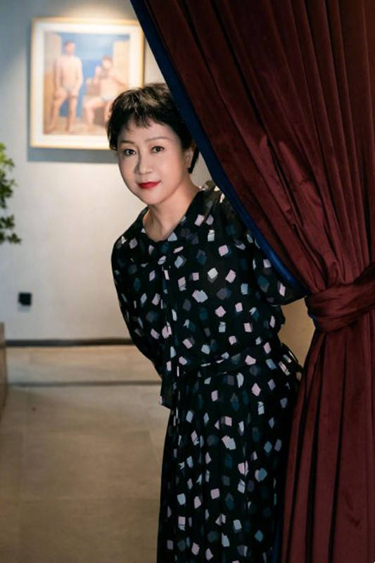 设计|杨紫妈妈有多潮？穿波点裙出镜气质不输明星，杨紫直接喊“贵妇”