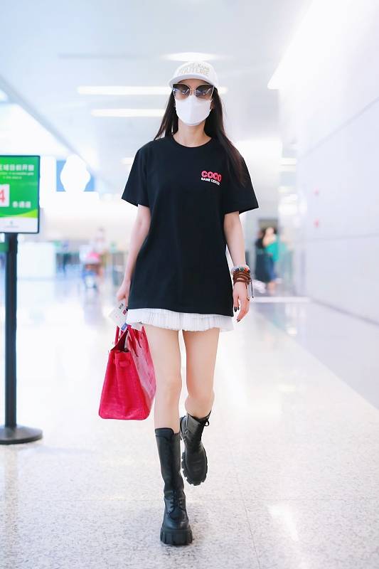 黑色|黄圣依穿着渐变T恤,丝毫没有“豪门阔太”感,看起来清新简约