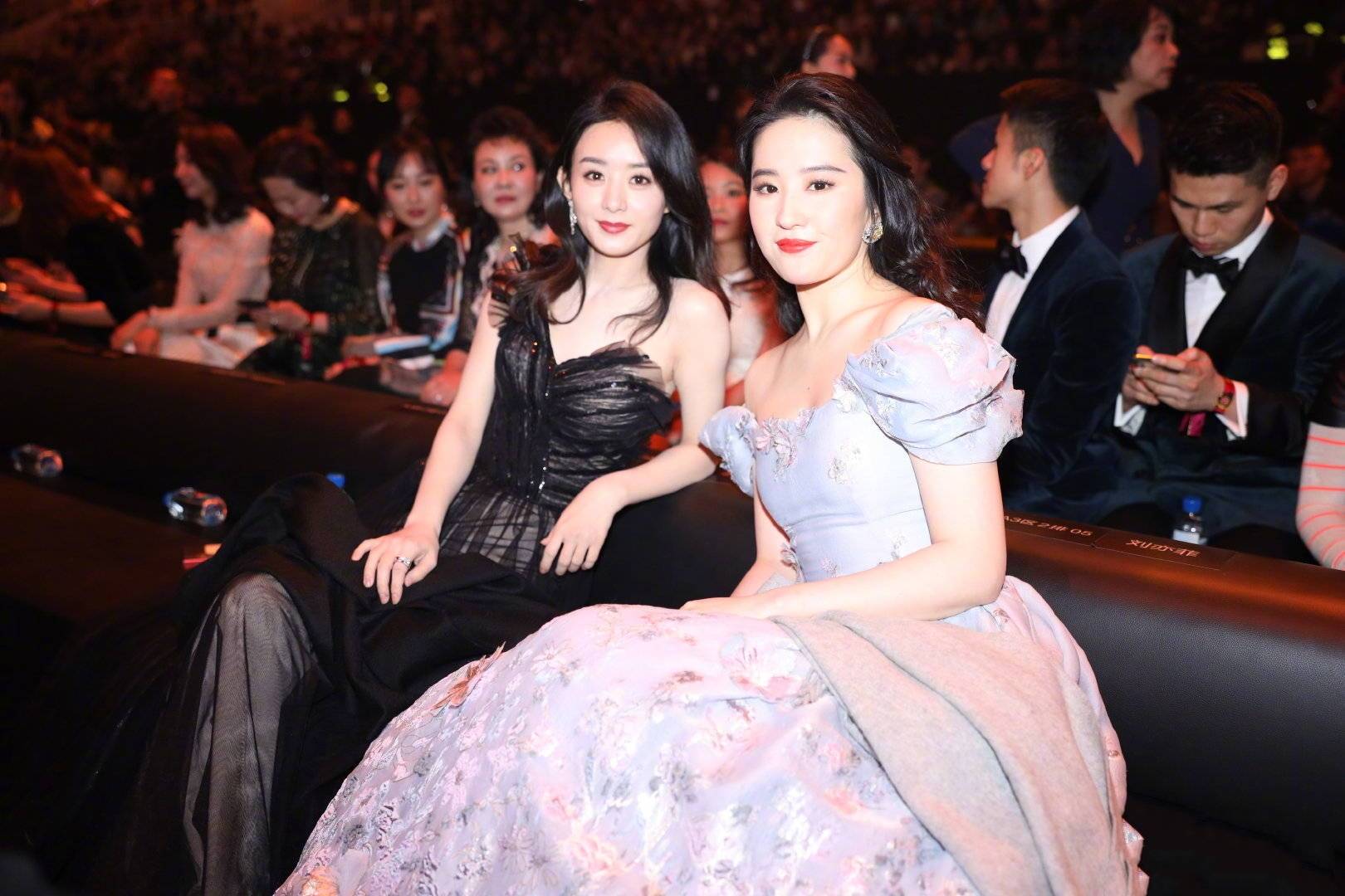 赵丽颖|微博之夜7大天鹅，赵丽颖刘亦菲神仙同框，三杨姐妹美得各具特色