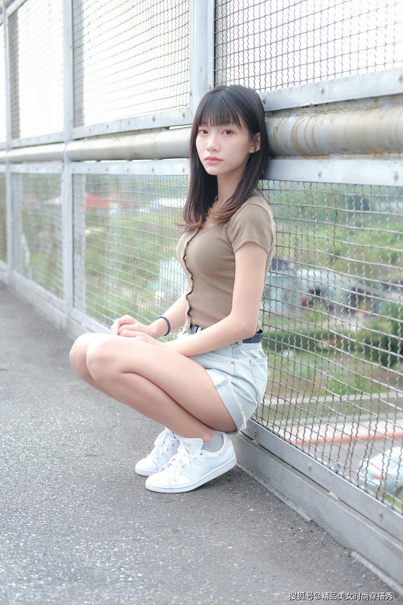 整体|水洗白的牛仔裤上身搭配一件短袖针织小衫，夏日里穿着清爽舒适