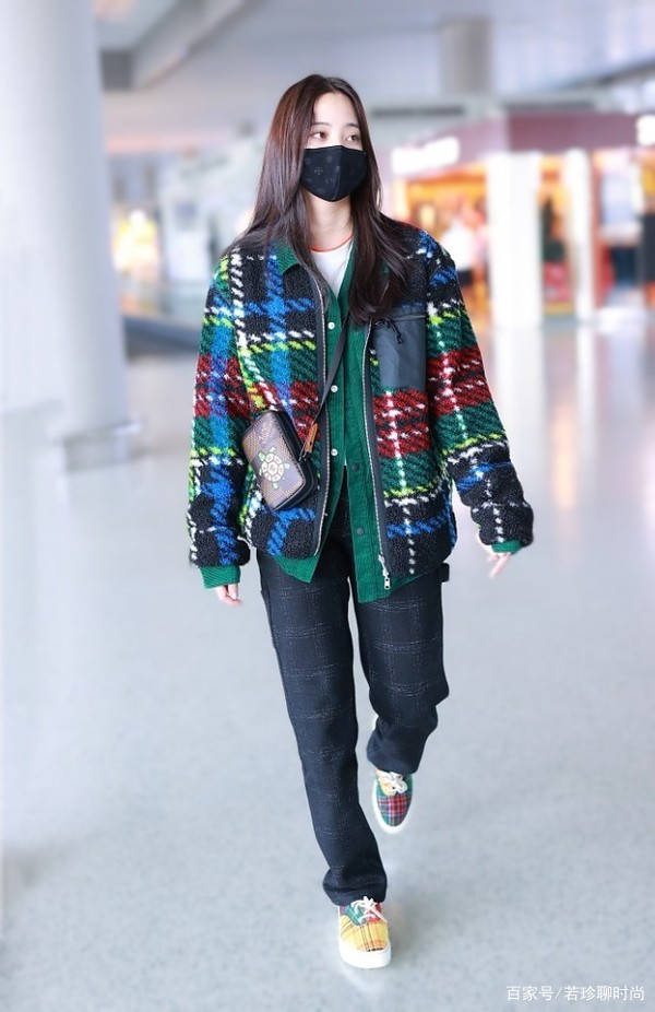 服装|欧阳娜娜长相真特别，可爱时俏皮甜美，帅的时候不输同框陈伟霆