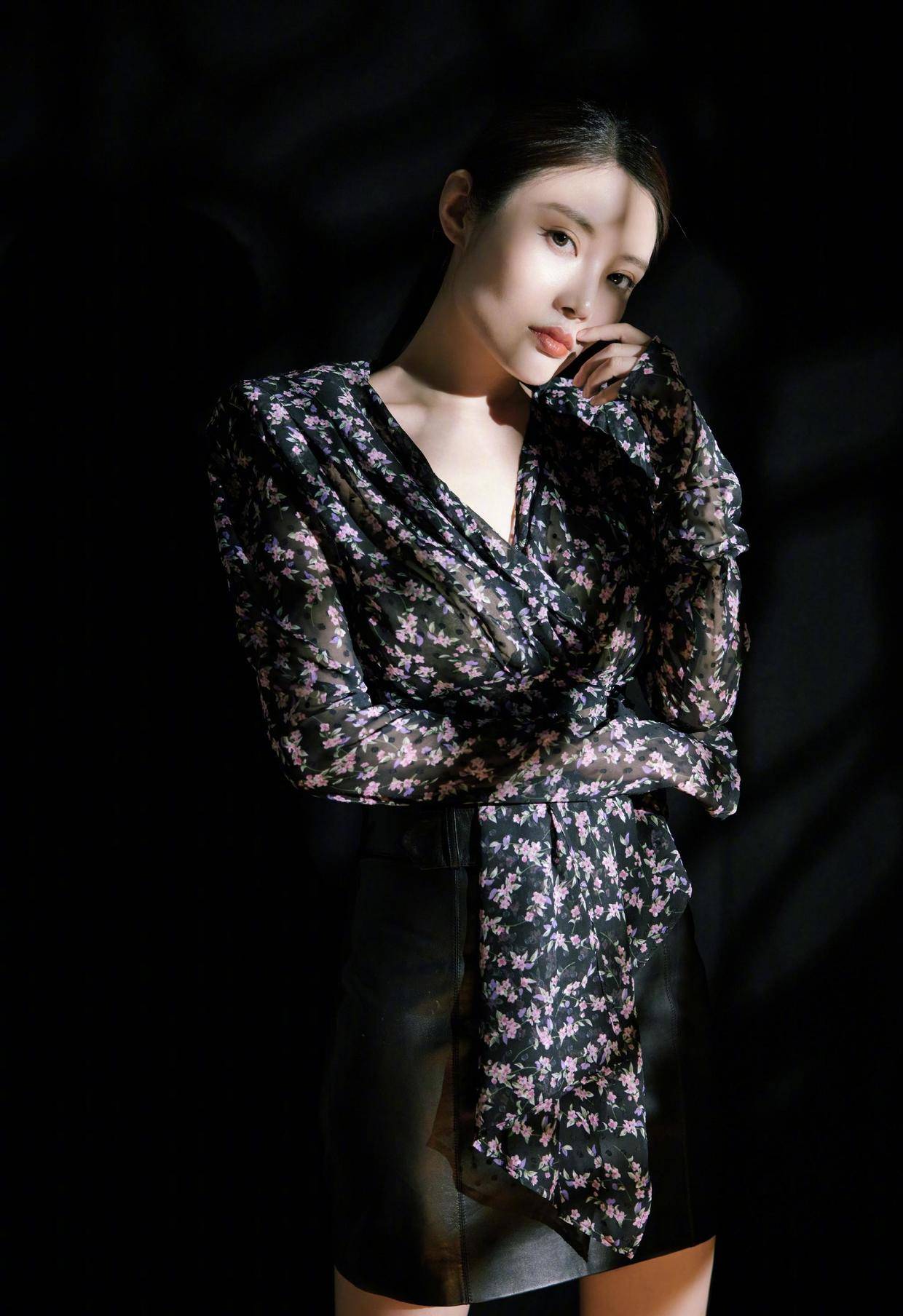 徐冬冬|徐冬冬太懂“秀身材”，穿斑马纹上衣配高腰长裤，曲线感太强