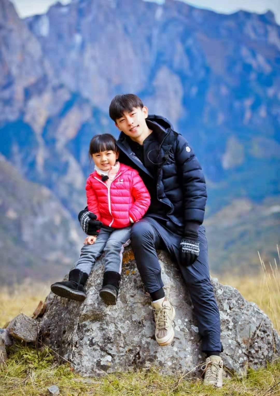 《爸爸去哪儿》小山竹近照曝光,浓妆打扮露腰装,网友怒批太成熟_邓伦