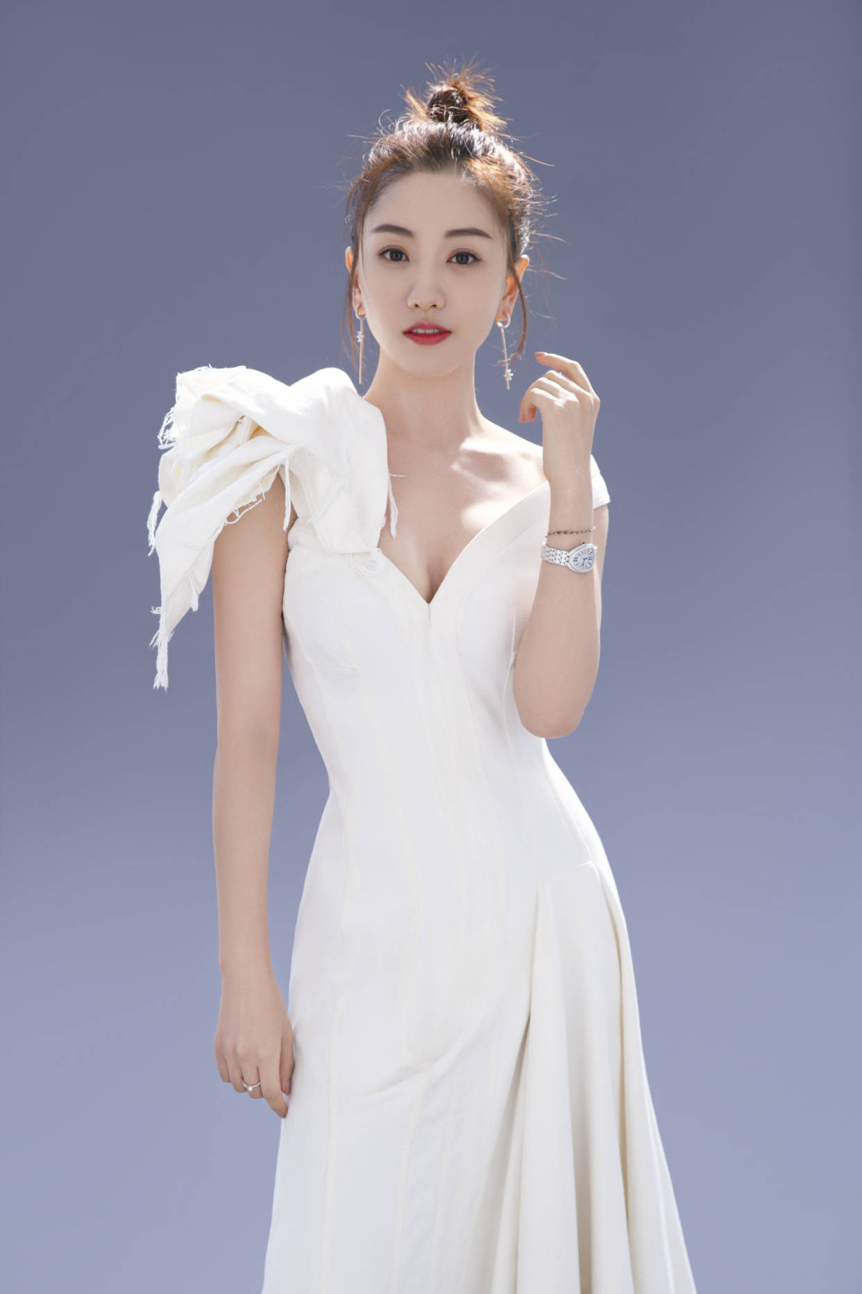 玲珑|杨蓉这回真高调，淡金色深V鱼尾裙大秀玲珑曲线，名媛气质好绝