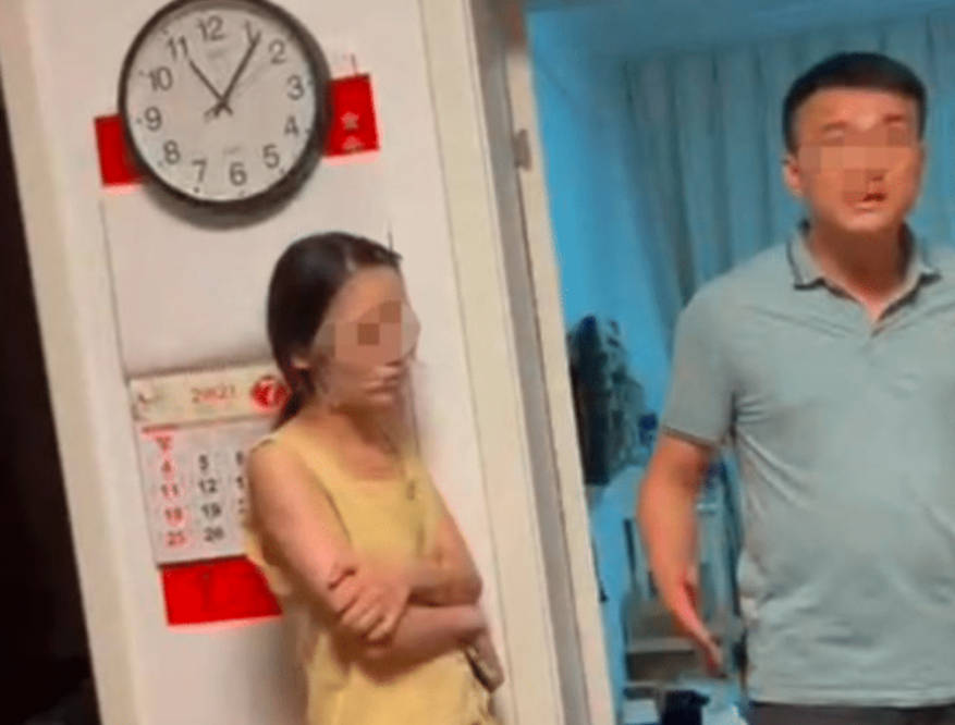 voom|句容一女幼师出轨，被丈夫与公公堵在家中，女主常晒自己性感照片